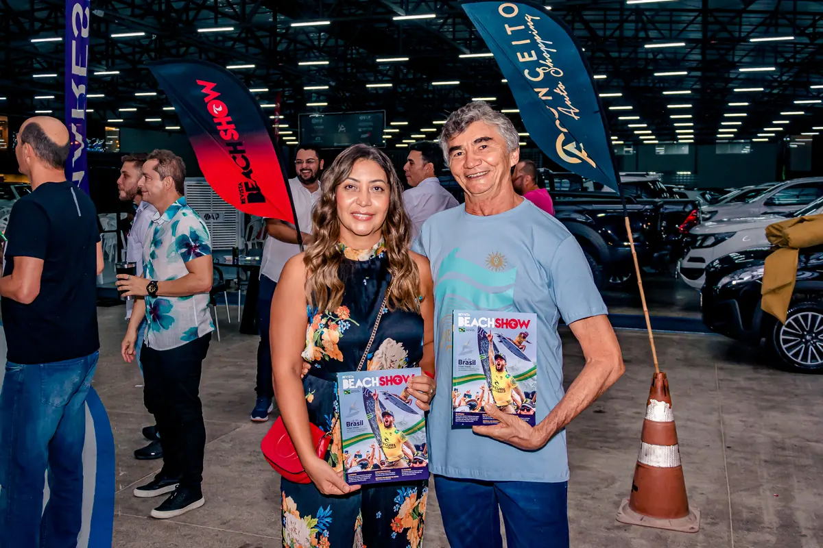 Leitores com a nova edição da Revista Beach Show