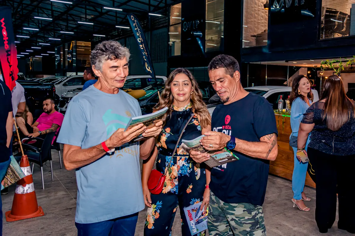 Amigos folheando a edição comemorativa