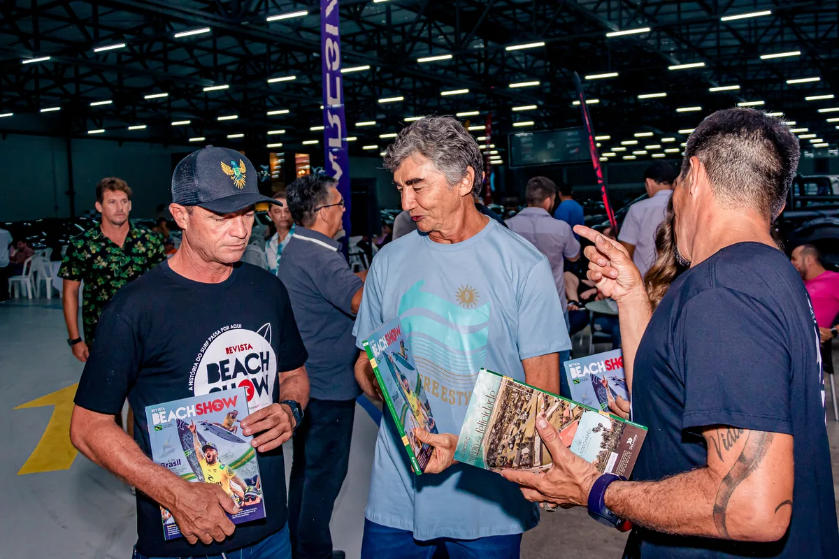 Convidados conferindo edições da revista
