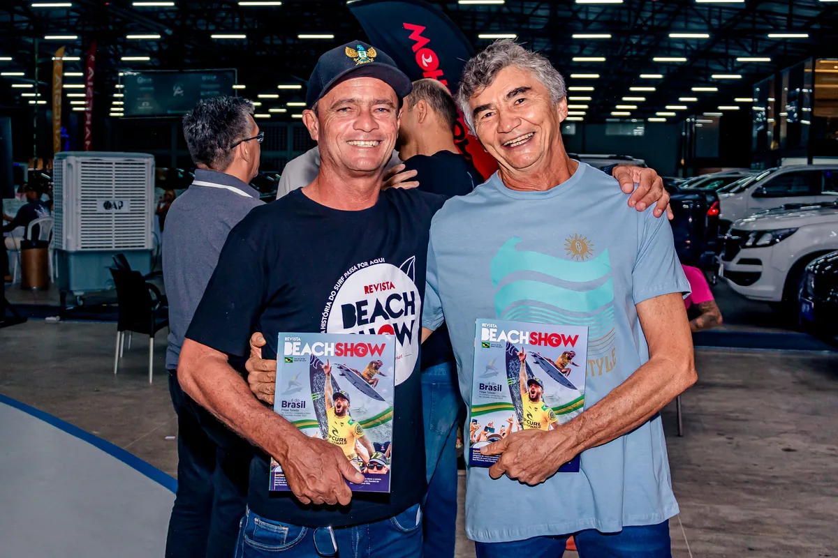 Duas gerações posando com a revista 25 anos