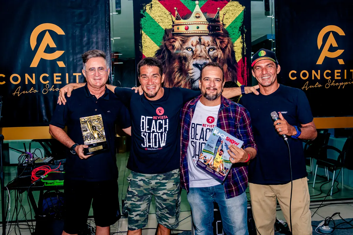 Homenageados posando com a revista