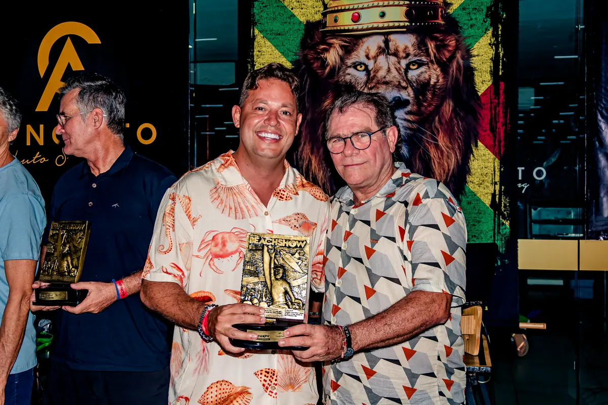 Homenageado recebendo troféu do Beach Show