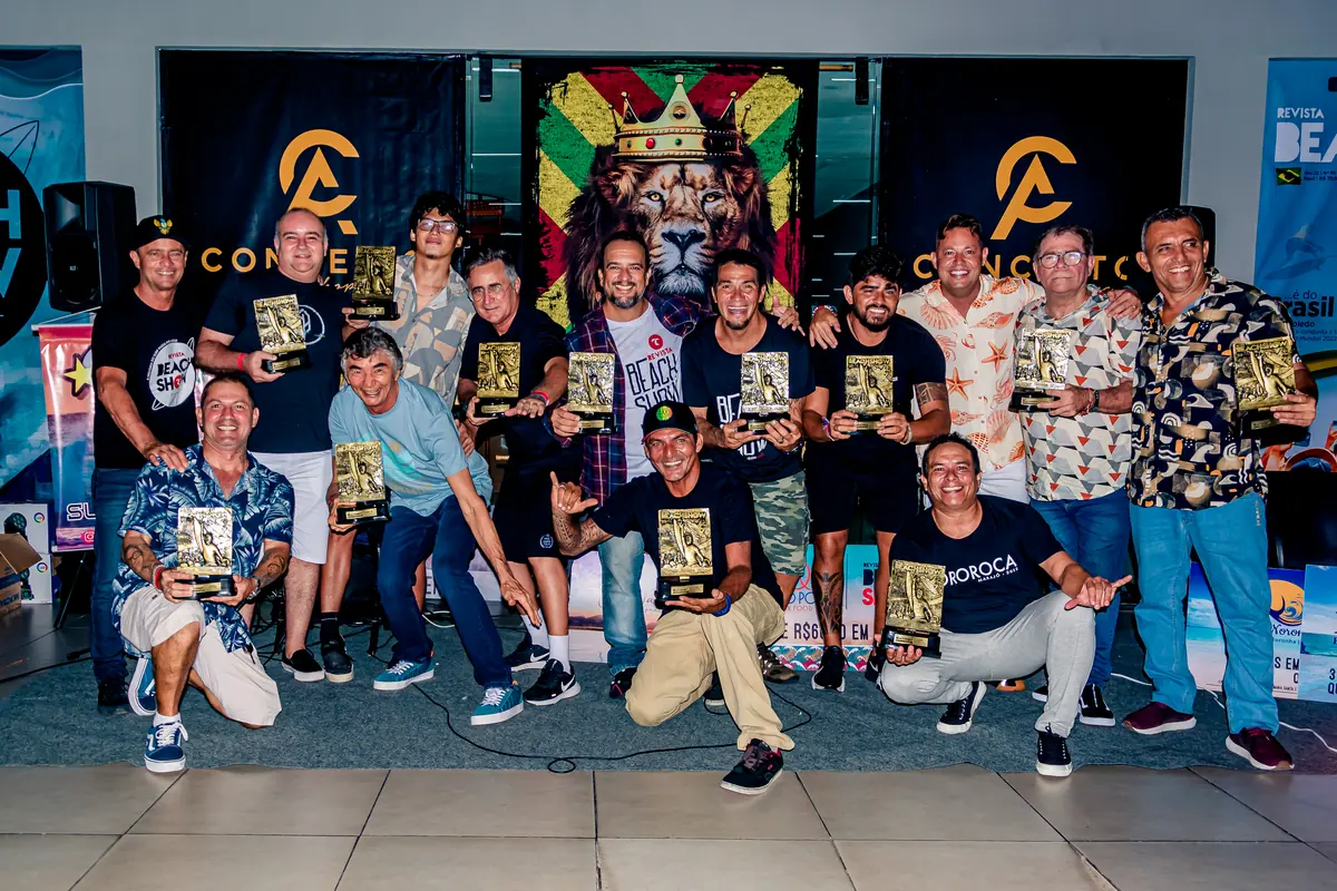 Foto oficial dos homenageados com troféus