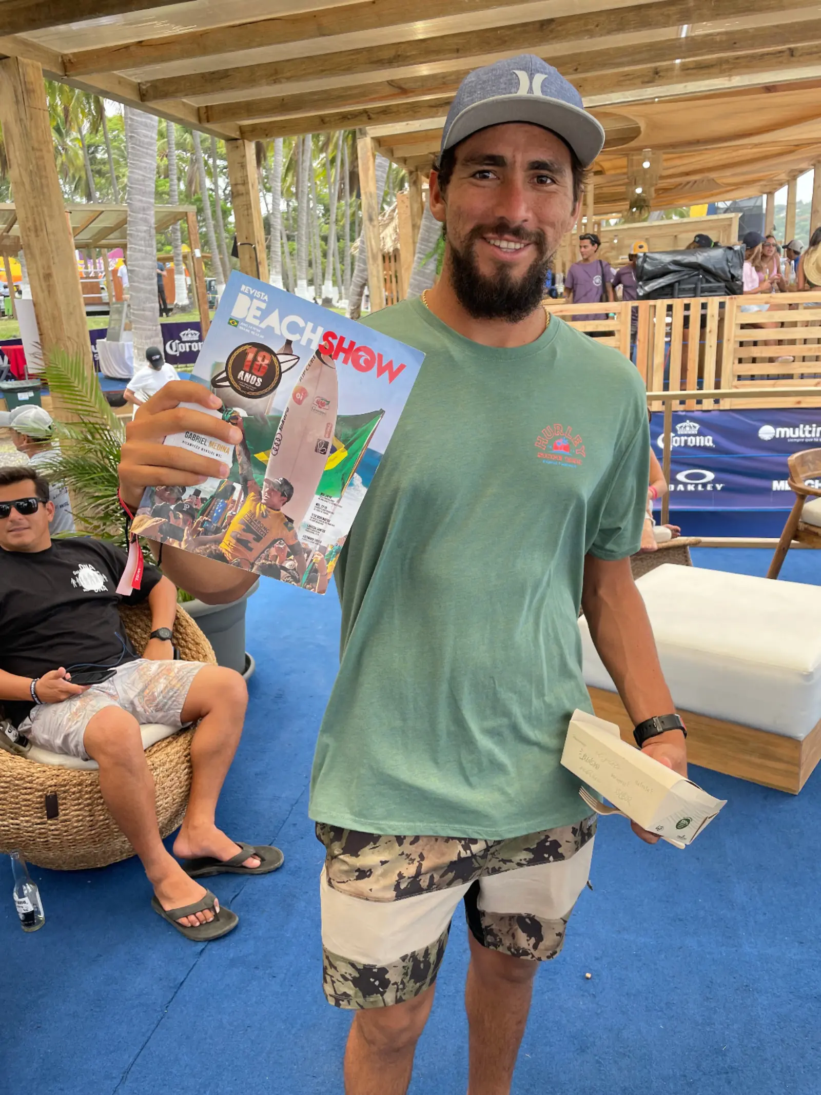 Atleta segurando a edição 18 anos da Beach Show em evento internacional